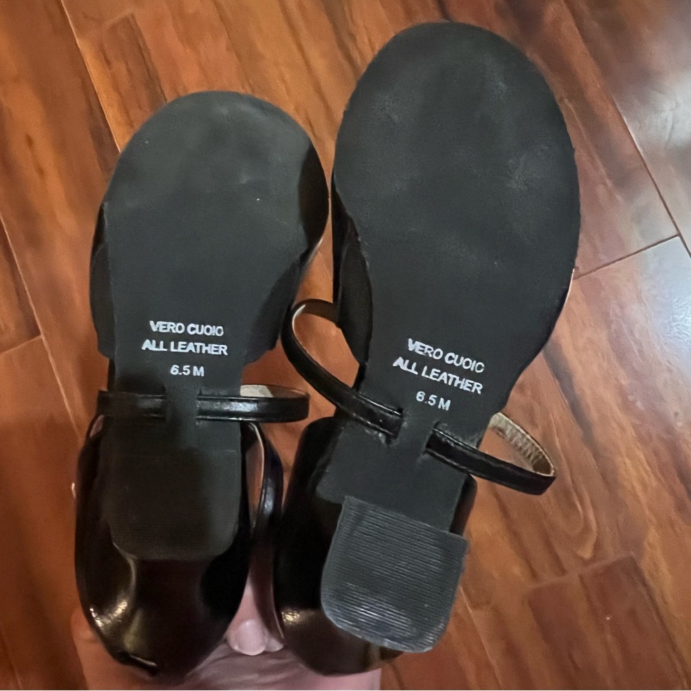 Black Heels with Minimalist Design and Secure Straps